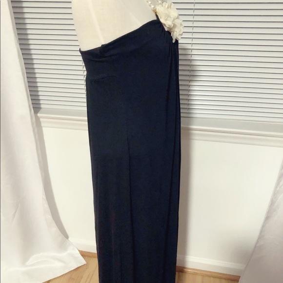 Maxi Pleated Front Flowers Center Pearl Neck Strap - Picture 4 of 5